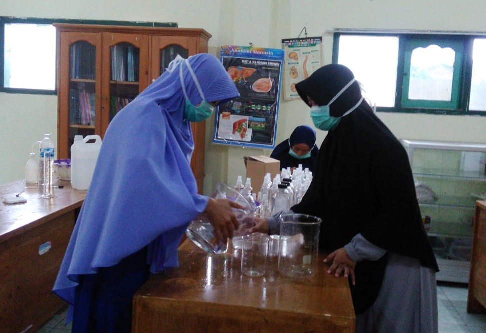 Hand Sanitizer Langka, Guru SMP-SMA Ar-Rohmah Putri Bikin Sendiri